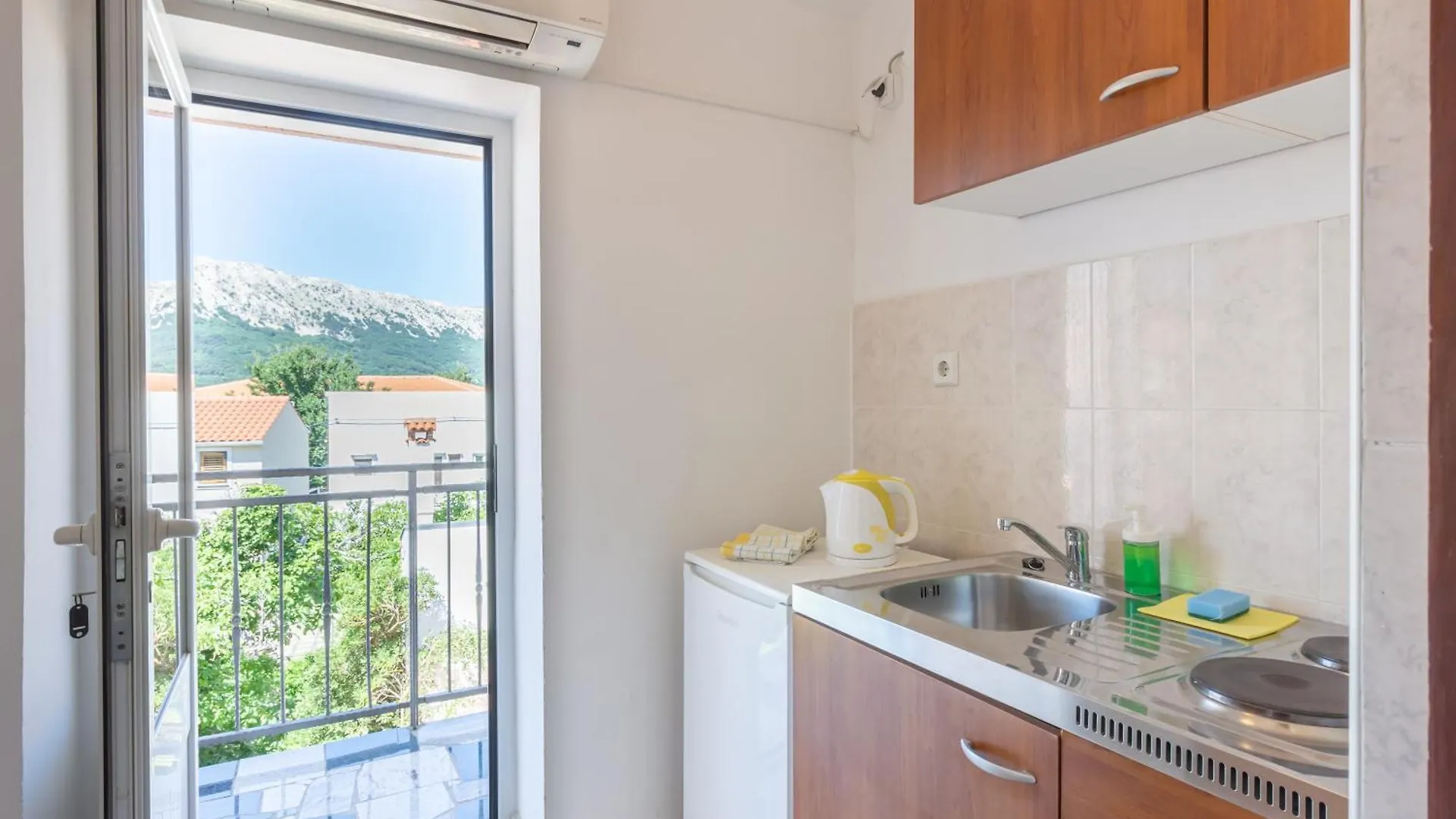 Rooms & Studio Apartments By The Way Baska