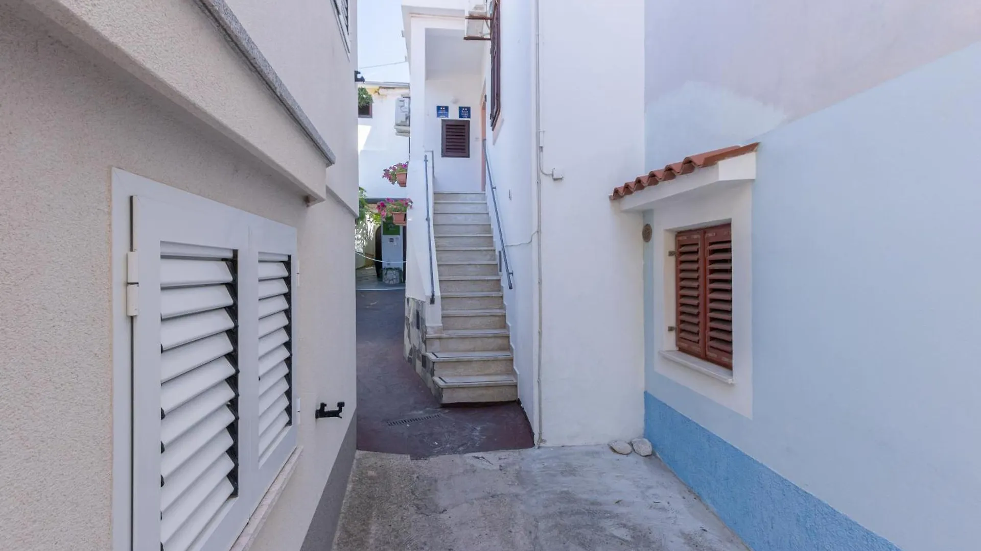 Rooms & Studio Apartments By The Way Baska